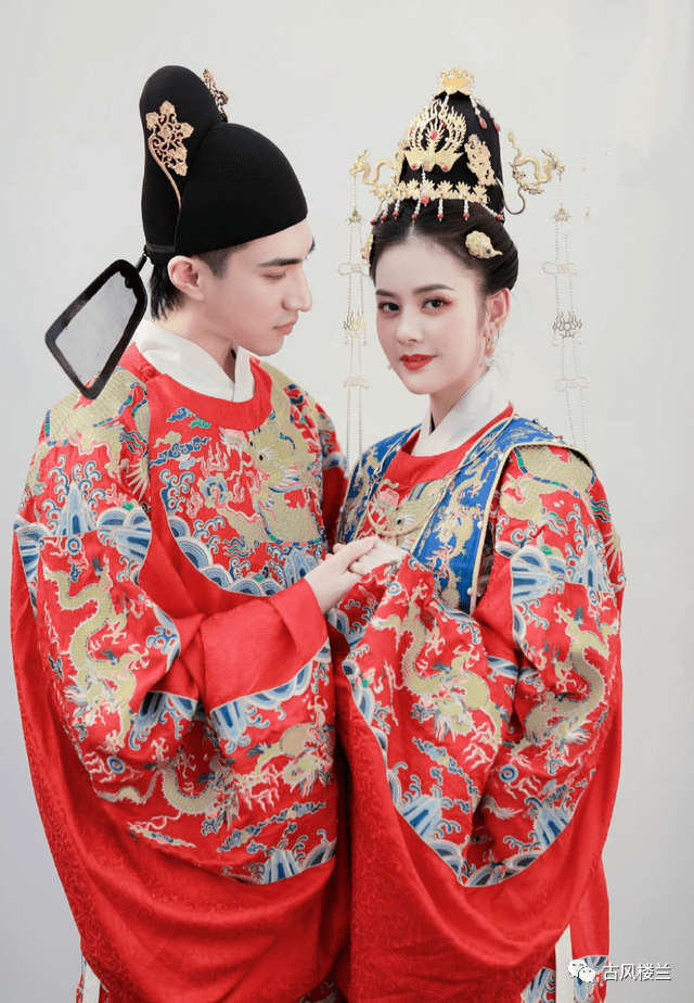 到了明朝,因为天子开明,所以即便是平民,在结婚的时候也可以穿只有