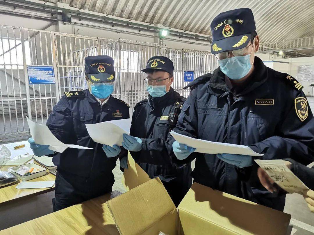 兰州中川机场海关党旗在国门防疫一线高高飘扬