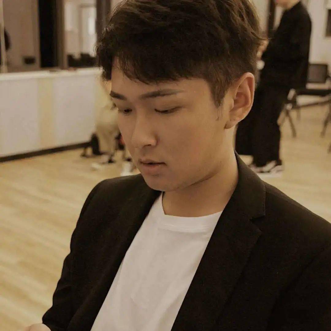 李鑫宇神秘甜美酷girl节奏吉他小编印象:是一位没有个人介绍的神秘