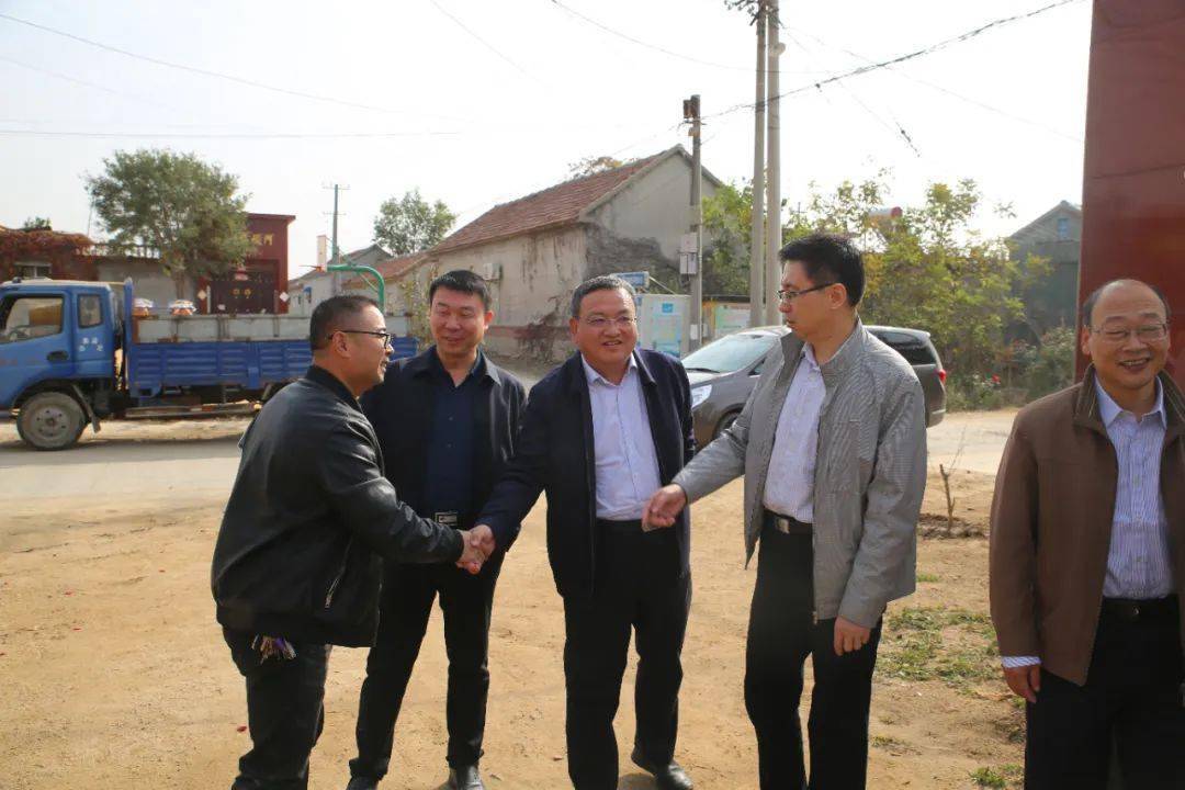 董献军一行先后到宋四排村,刘家村进行实地调研,听取各村党支部关于