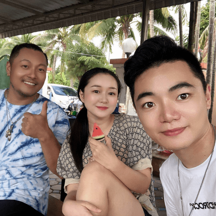 安娜与网红视频up主"飞哥在泰国","sean.