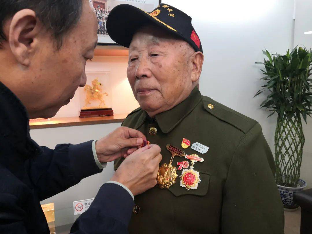 抗美援朝老战士佩戴中国人民志愿军抗美援朝出国作战70周年纪念章仪式