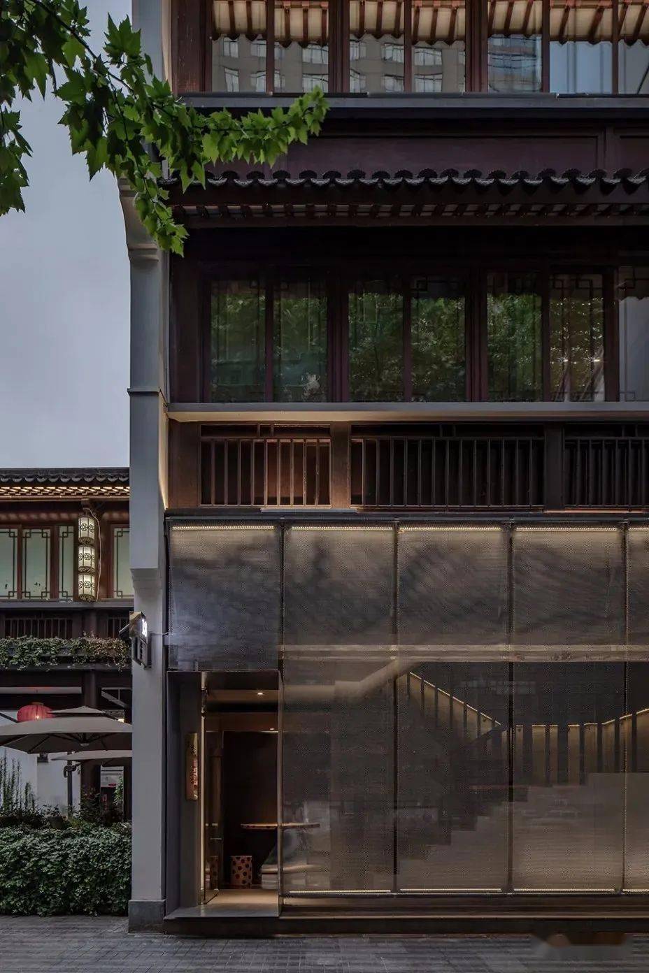 一层入口仅为楼梯间,原本狭仄封闭.