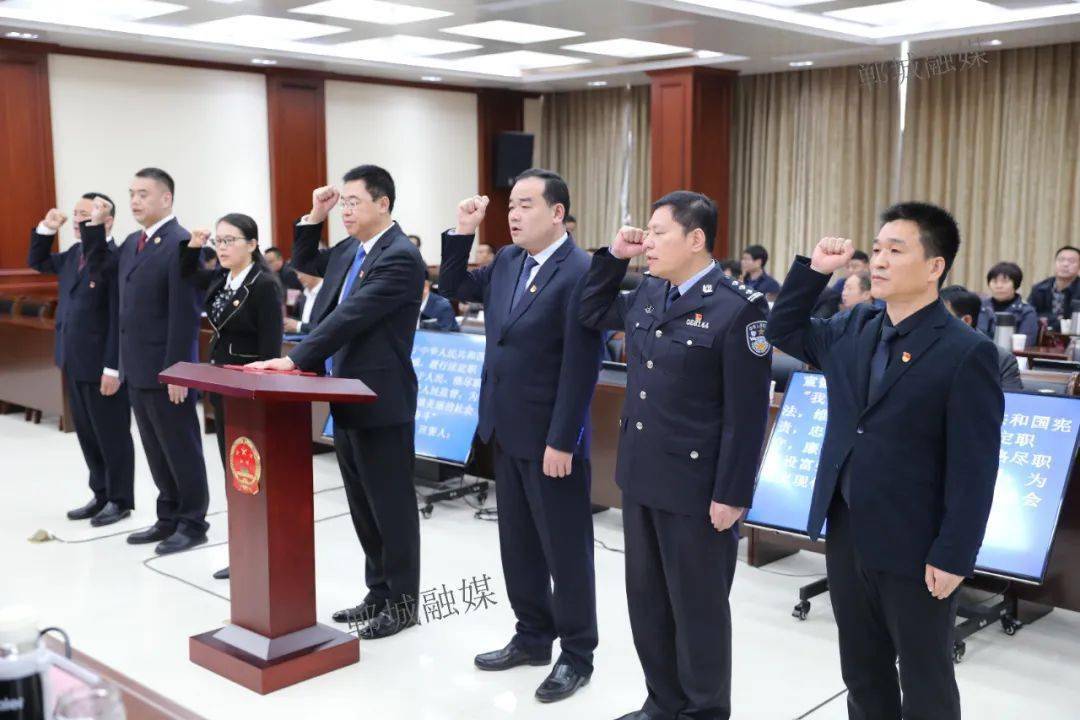 会上,李全林作了关于提请胡友涛,张福丽,陈凤祥同志职务的报告并介绍