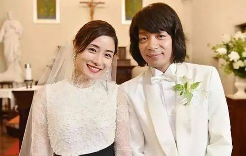 石原里美也亲自作出回应,表示目前很幸福~石原里美结婚啦!