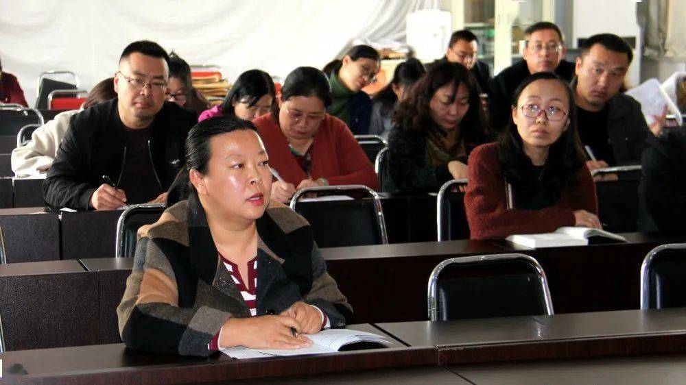 头条靳斐云一行深入准格尔旗民族中学调研