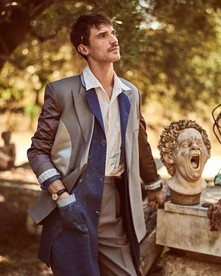 他社交媒体几年都不更新了,居然还有新封面!_clement