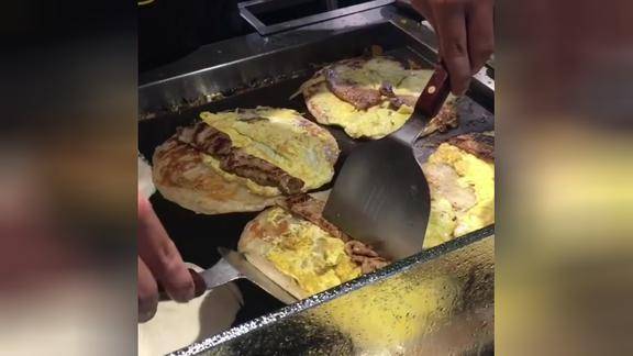 台湾士林美食夜市的传统手抓饼果然和内地的不一样