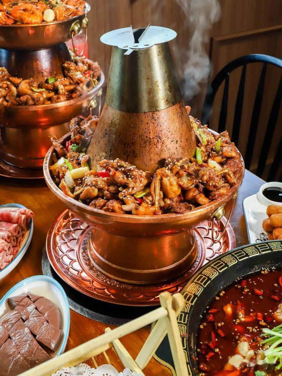 铜锅有单层锅或是双层锅可以选择,除了碳火蛙锅,店内还有巴沙鱼锅,香