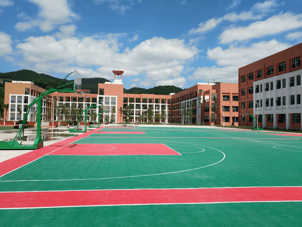 的桌椅,挤进回龙寺(即原定南乡政府与贵定县第四中学学校间的遗址处)