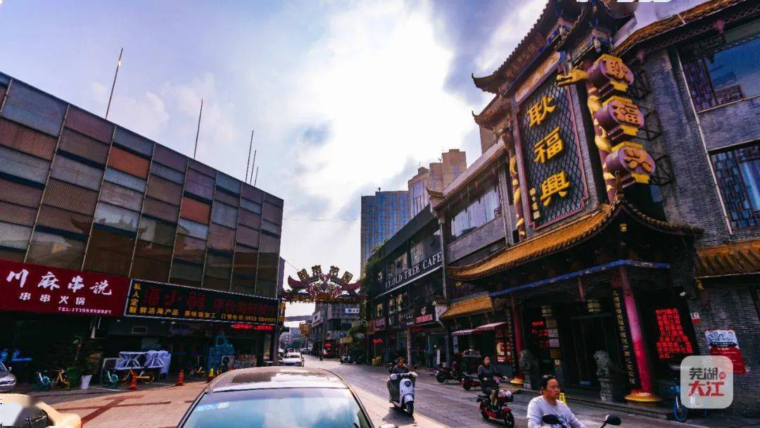 美食街夜景必须有城市花园的一份功劳但属于00年代华语歌坛风光的记忆