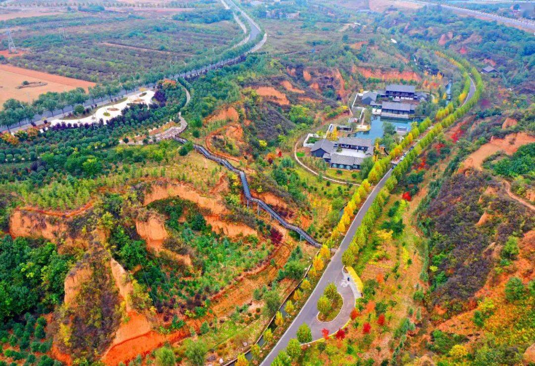 梧叶已秋声眼前天高云淡,层林尽染茶余饭后漫步在孟津龙泉谷湿地公园