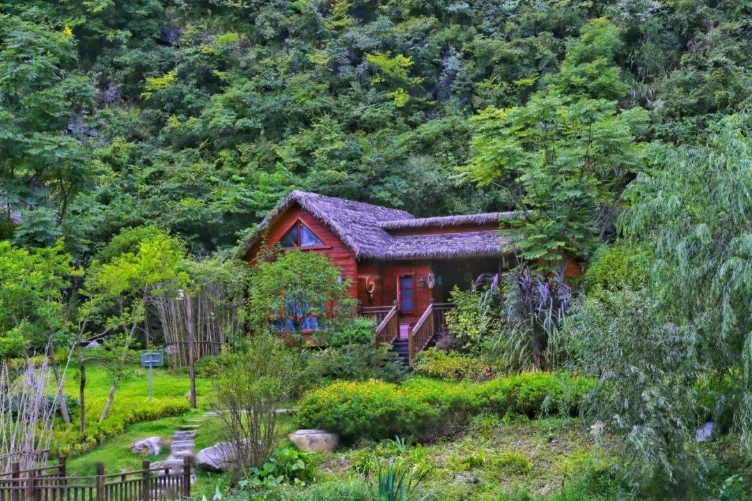 游玩一整天,还可以在景区内温馨典雅的神泉客栈(木屋别墅)小住一晚