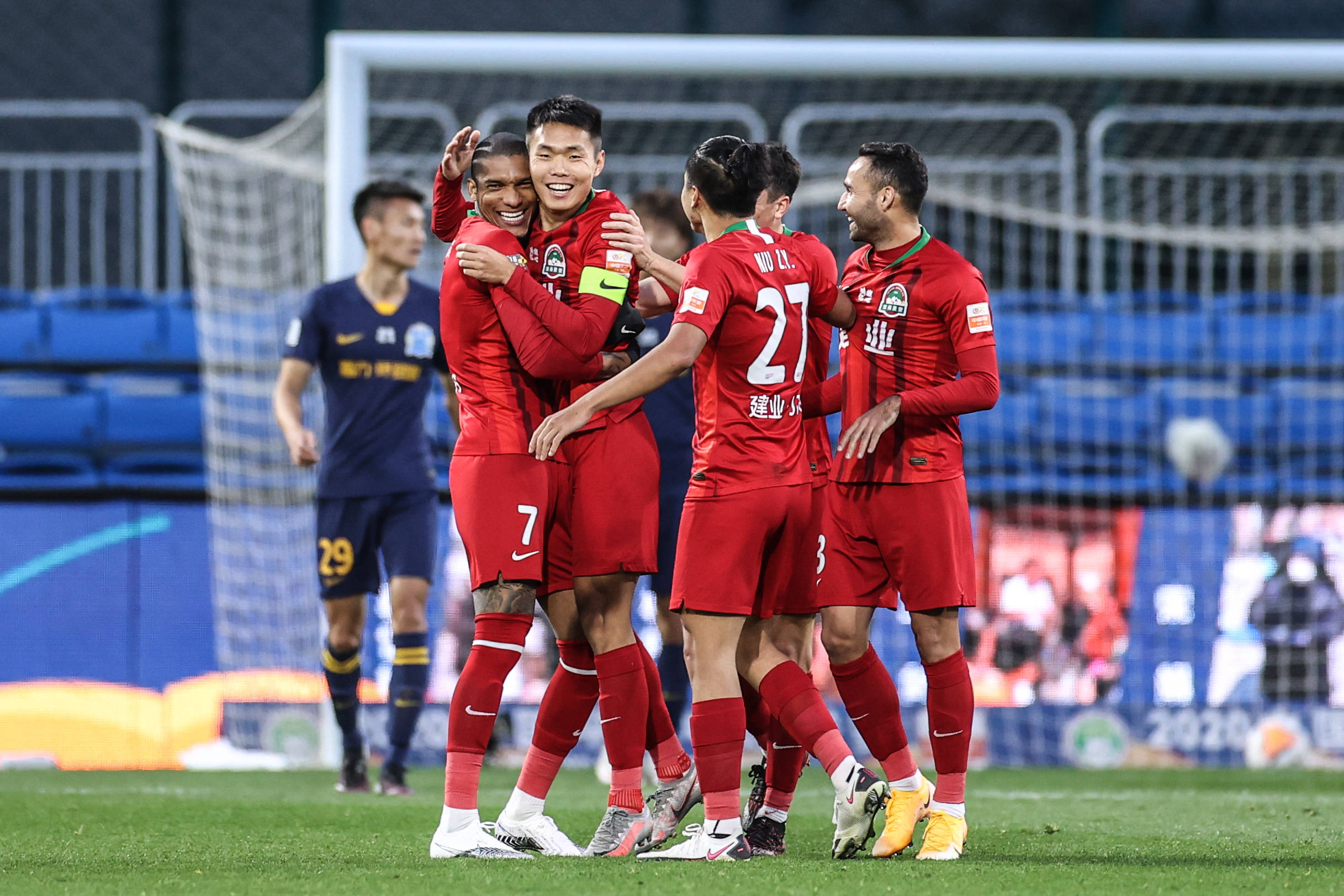 图为10月27日,河南建业队球员王上源(前左二)进球后与队友庆祝.
