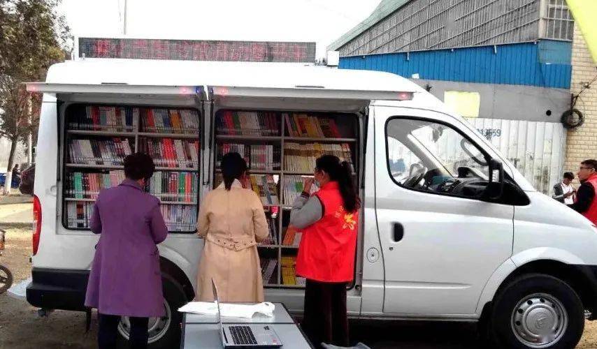 图书流动服务车就像一个小型移动图书馆,里面崭新的书架排列两侧,载有