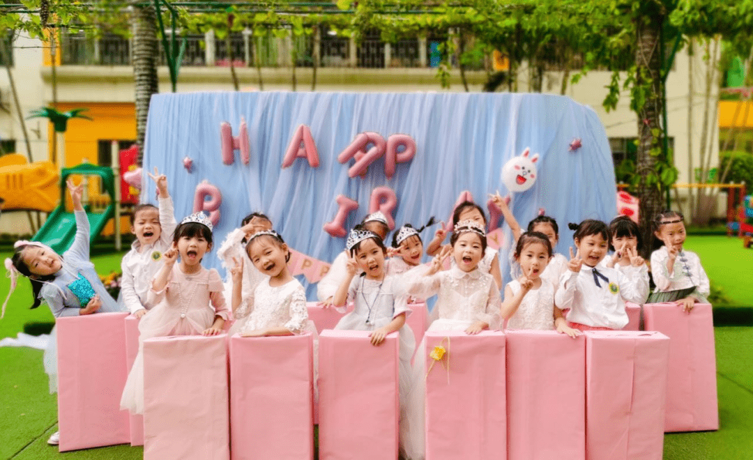 童心童话放飞想象大班10月集体生日会