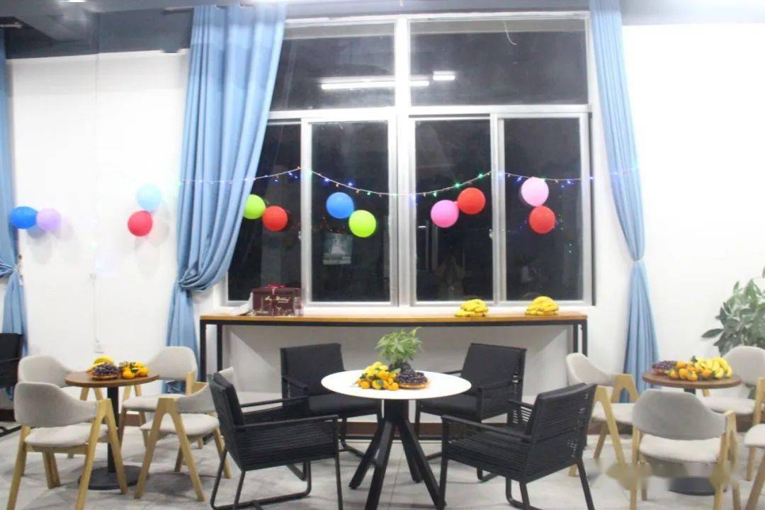 暖心活动年年岁岁万喜万般宜启德中学举行教师生日活动