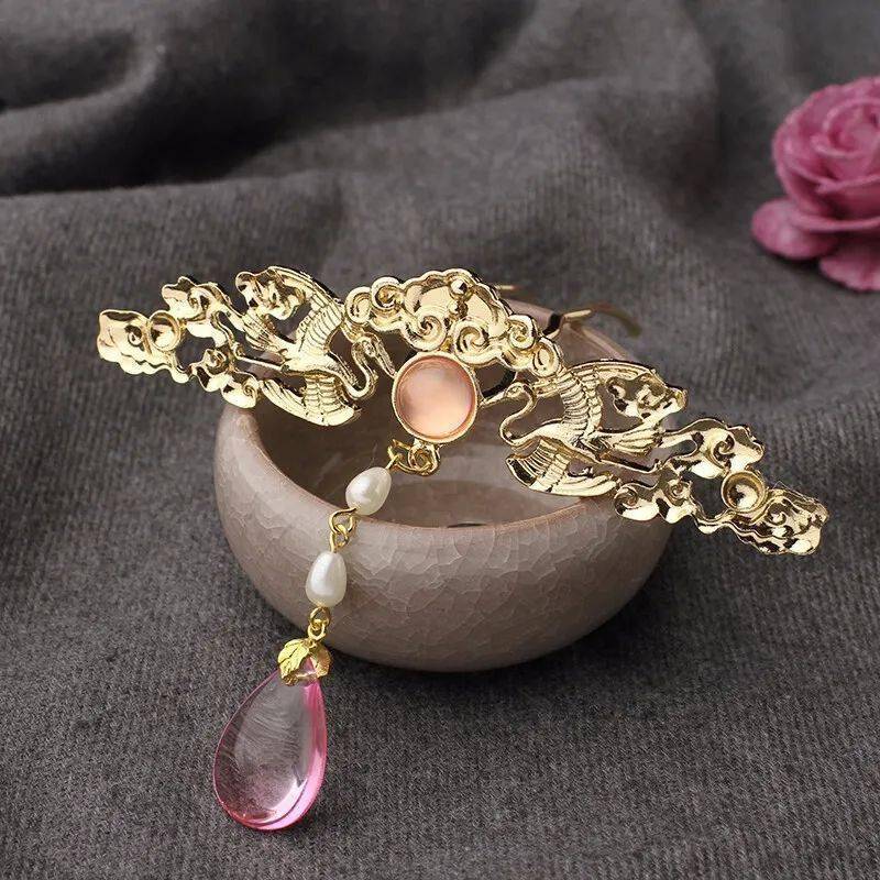 其实很简单,钗是由两股簪子交叉组合成的一种首饰.