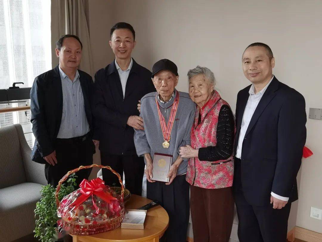 04朱斌为老兵苏恩学戴上纪念章.