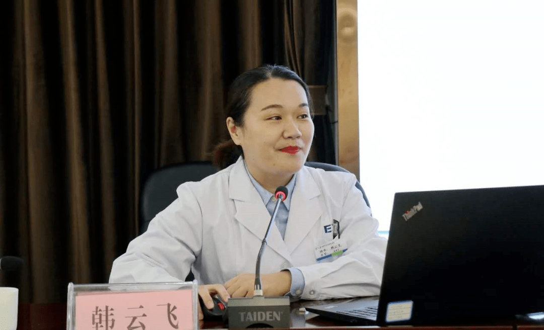 左起:韩云飞博士,徐贝贝医生(本院员工摘镜),李敬震主任正在给患者做