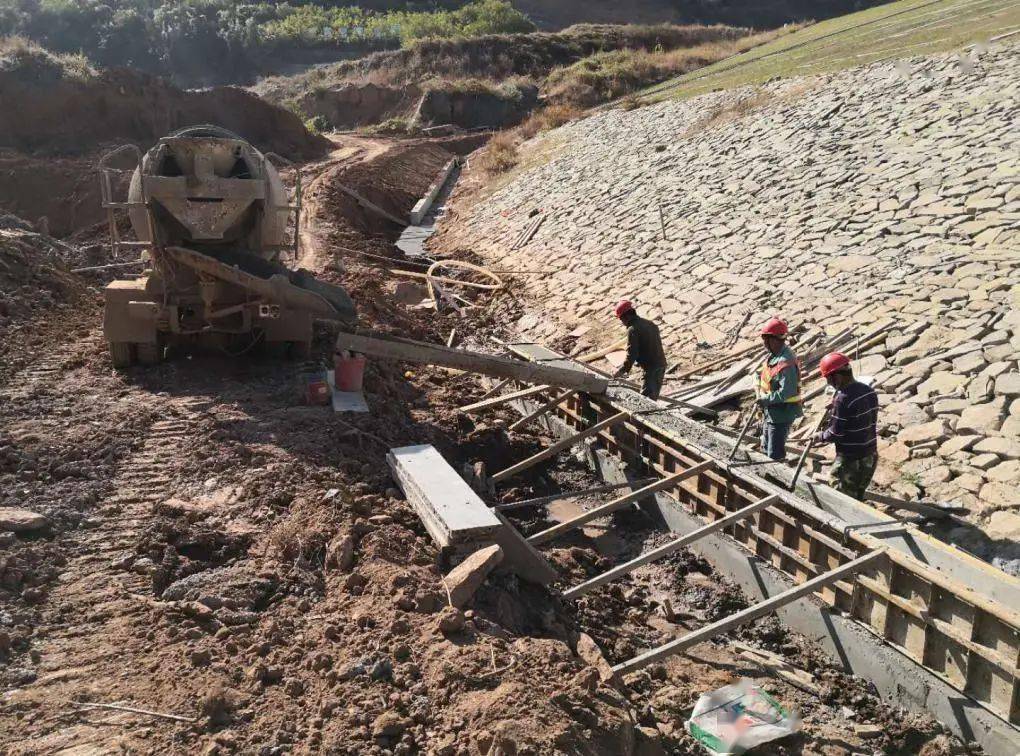 下游排水棱体排水渠混凝土浇筑坝顶罗马柱基础砌筑坝顶水泥稳定土铺设