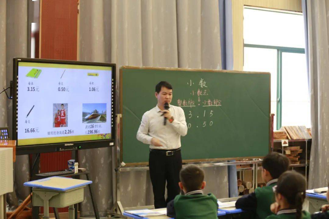 黄鹏超联系孩子的生活经验,从如何找,写,读小数着手,让孩子们结构化