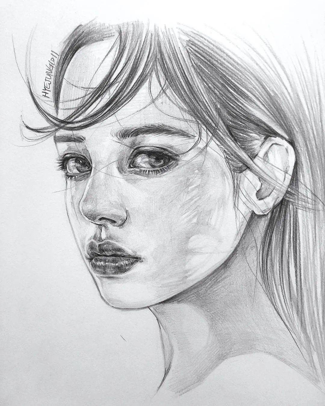 好撩人韩国美女画笔下的素描lisa朴彩英在她笔下画活了