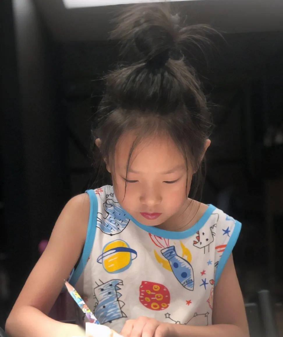 刘畊宏晒儿子近照,长发及腰被认成小泡芙,只为给患癌朋友做假发_刘宇