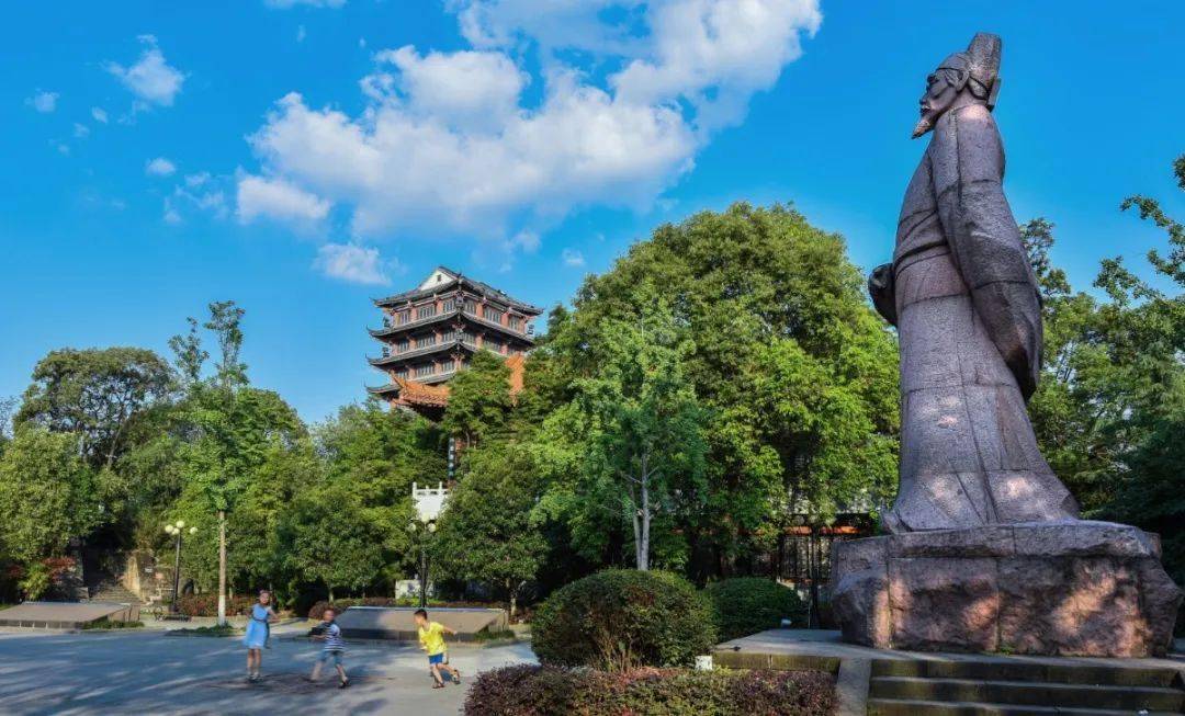 暮雨秋时,三台鲁班湖上荡漾的水波,泛起了属于秋的涟漪