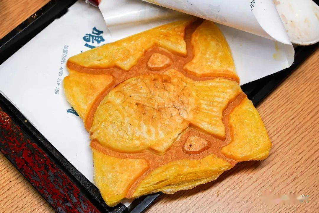 鲷鱼烧有一个脸那么大外皮是那种非常非常好吃的酥皮有点点像可颂的