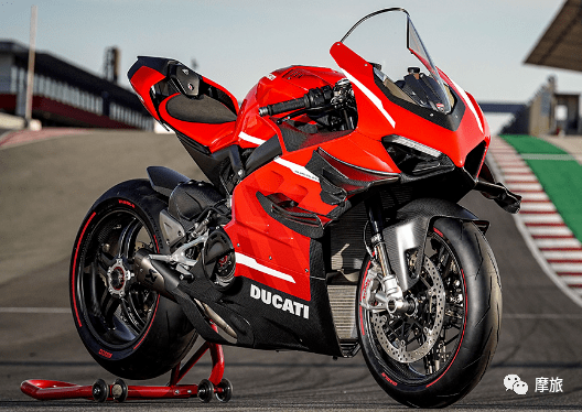 川崎h2r,自设计之初就是各种空气力学设计,后视镜的一对"翅膀",发动机