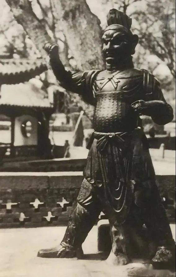 上世纪50年代的铜人▲1944年的晋祠圣母像▲上世纪20年代的晋商和