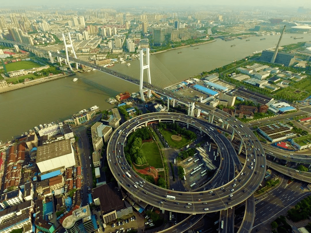 南浦大桥东接浦东南路及杨高路,西接陆家浜路与中山南路,总长8629米.