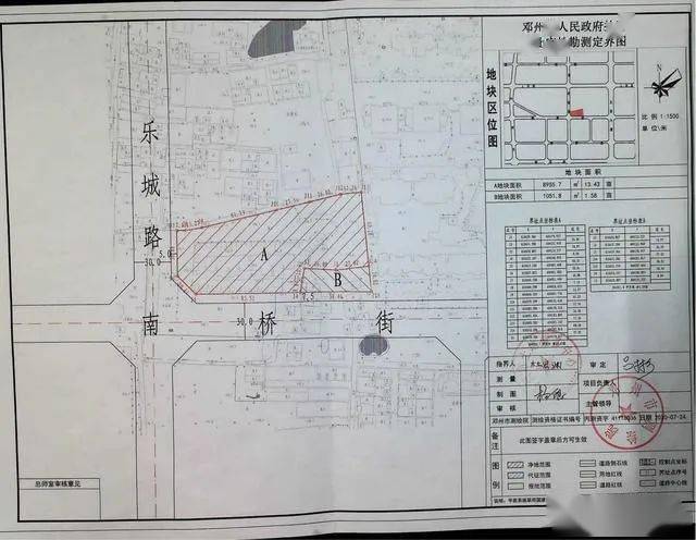 西邊不遠是明珠湖公園,南邊是鄧州農商智慧城,再往西不遠是鄧州市一高