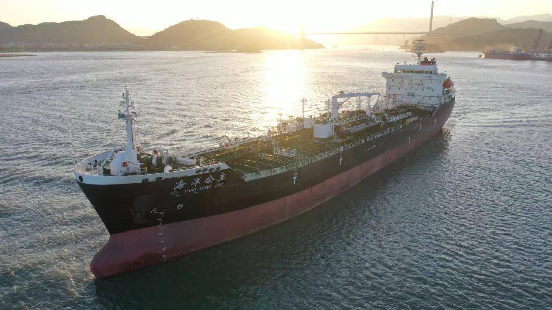 莆田海事局助力全市首艘万吨级油轮投入营运获赠锦旗