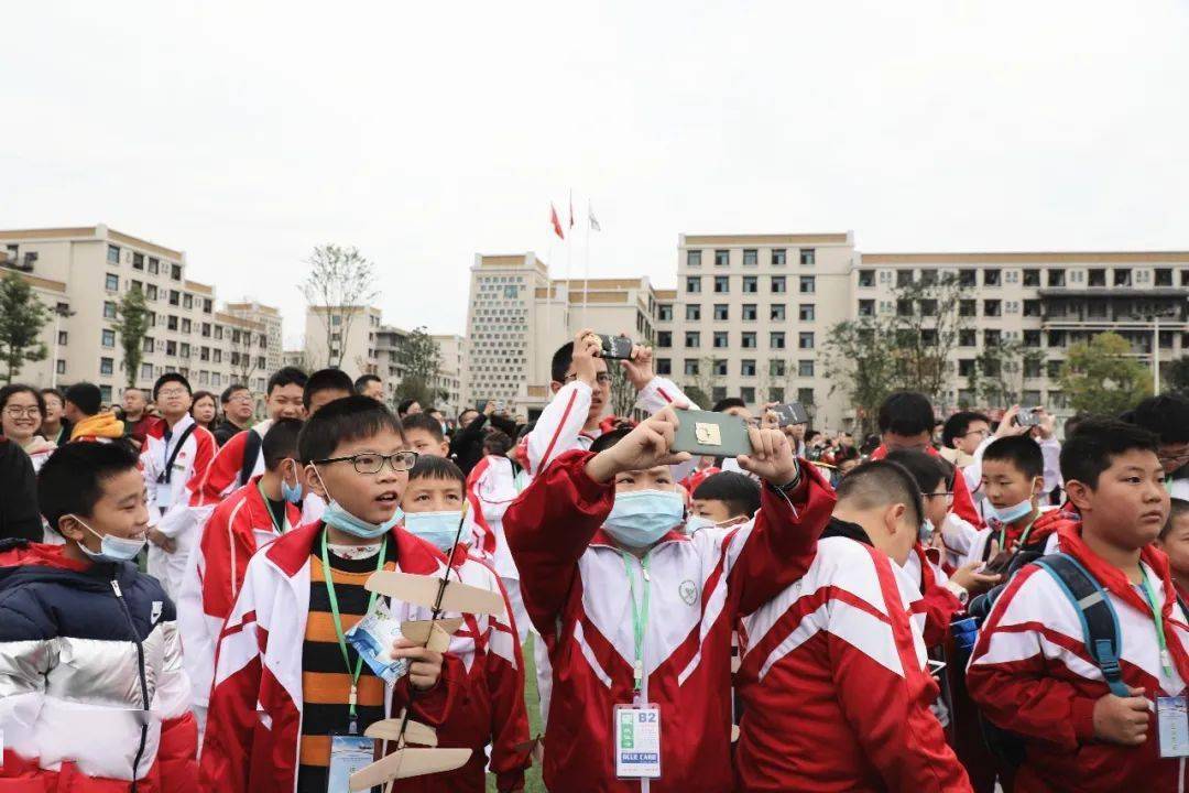 绵阳高新区火炬中学,四川省南山中学双语学校,绵阳中学英才学校为开幕