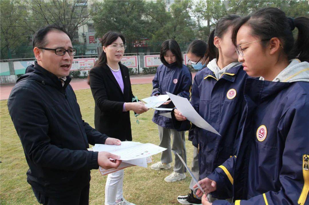 由高一9班邱雨欣,高一9班陈依菡,高二10班葛若桐高二10班顾欣怡四名