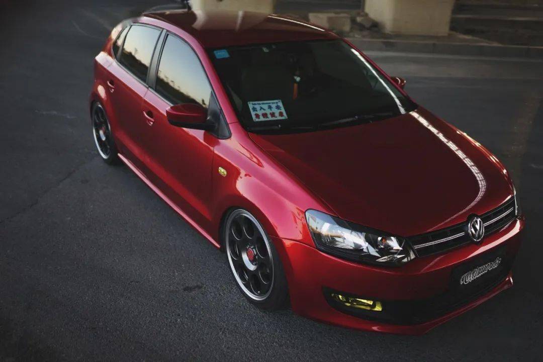 大众polo才是年轻人触手可及的改装车?轻改也能营造复古姿态