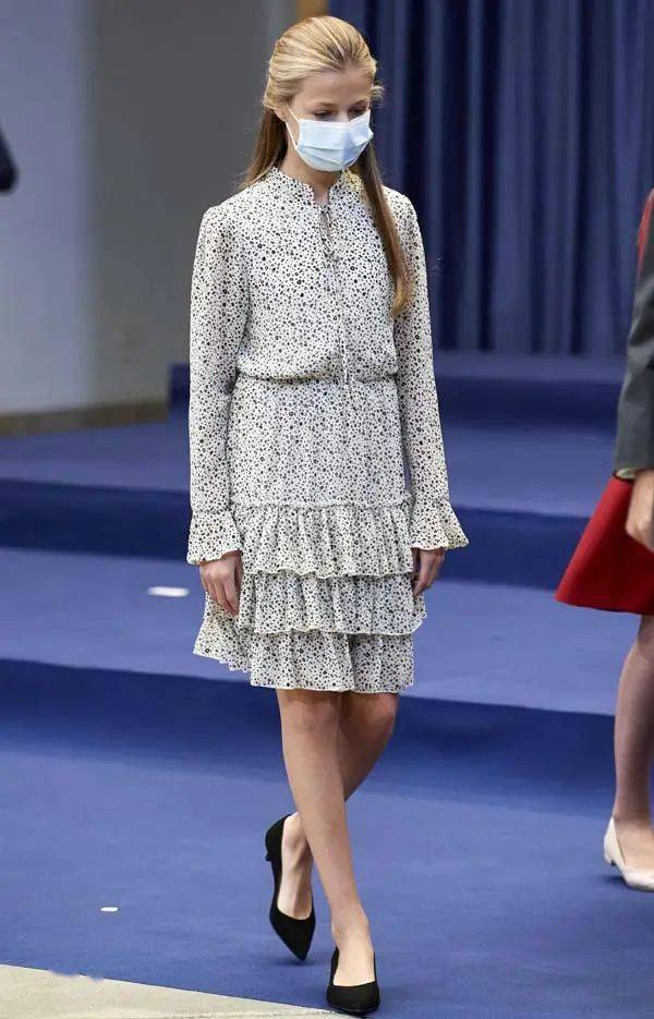 西班牙莱昂诺尔公主颁奖典礼上同款裙子遭疯抢,网站一度崩溃.