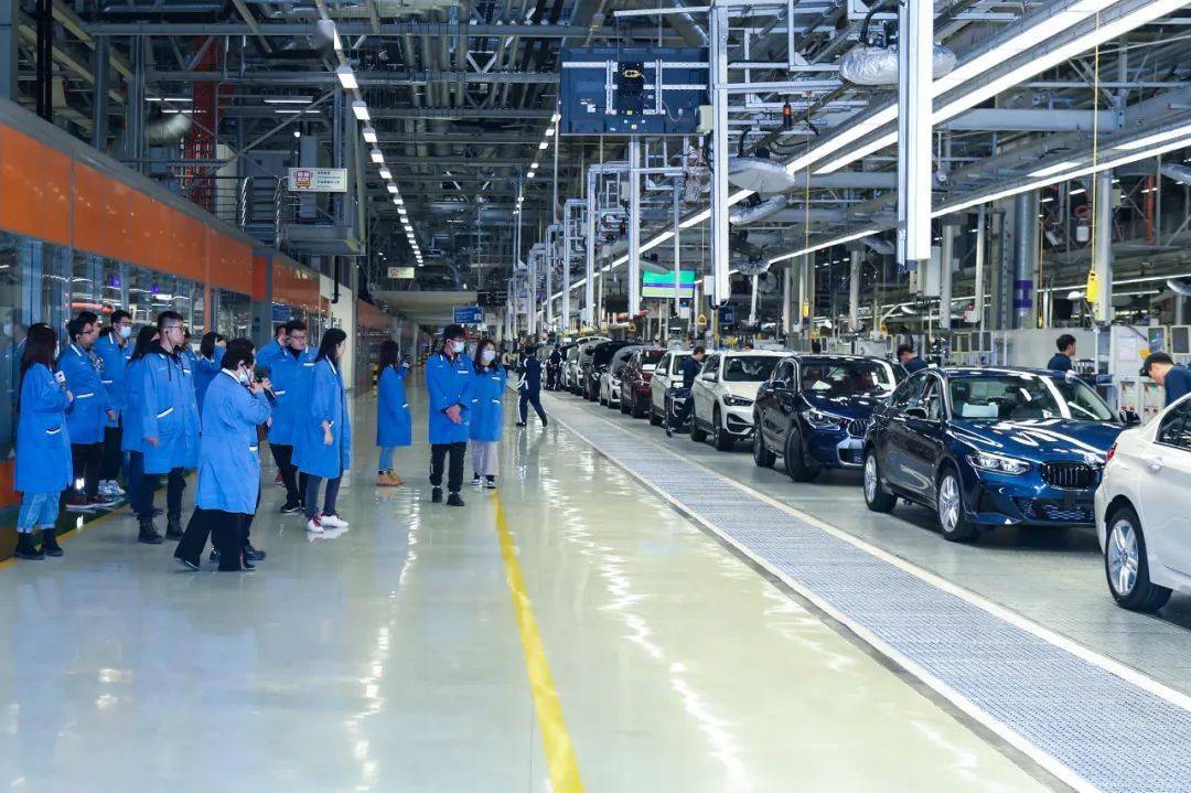 去到有着国家4a级景区之称的宝马沈阳工厂进行参观,从2003年宝马与