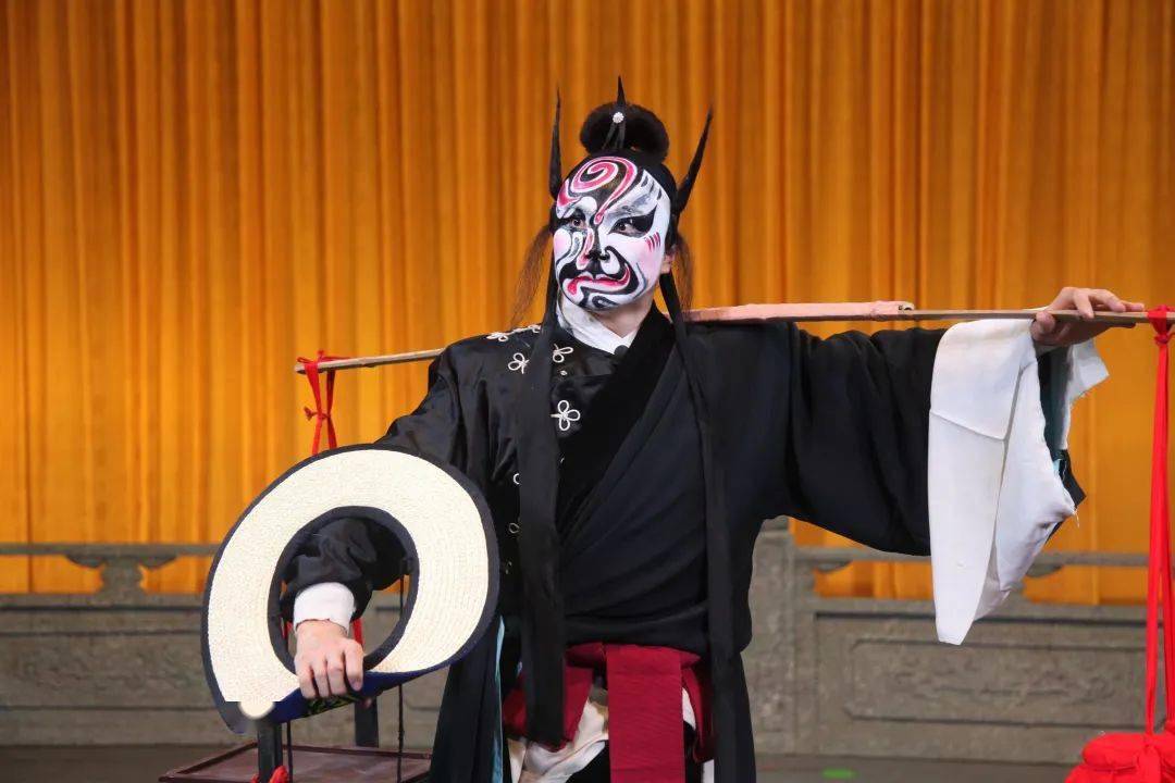 《打瓜园》简介:郑子明(恩)卖油,路经陶洪庄园,摘食其瓜,为丫环所见