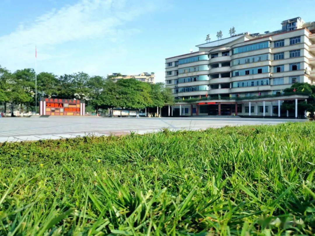 爱护校园环境从我做起峨眉一小升旗仪式国旗下诵演