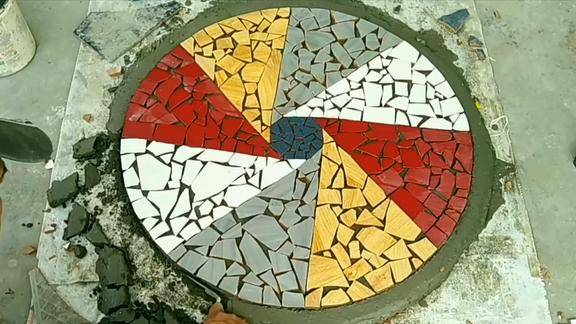 碎瓷砖丢了可惜教你手工制作成圆形桌子放院子里好美观