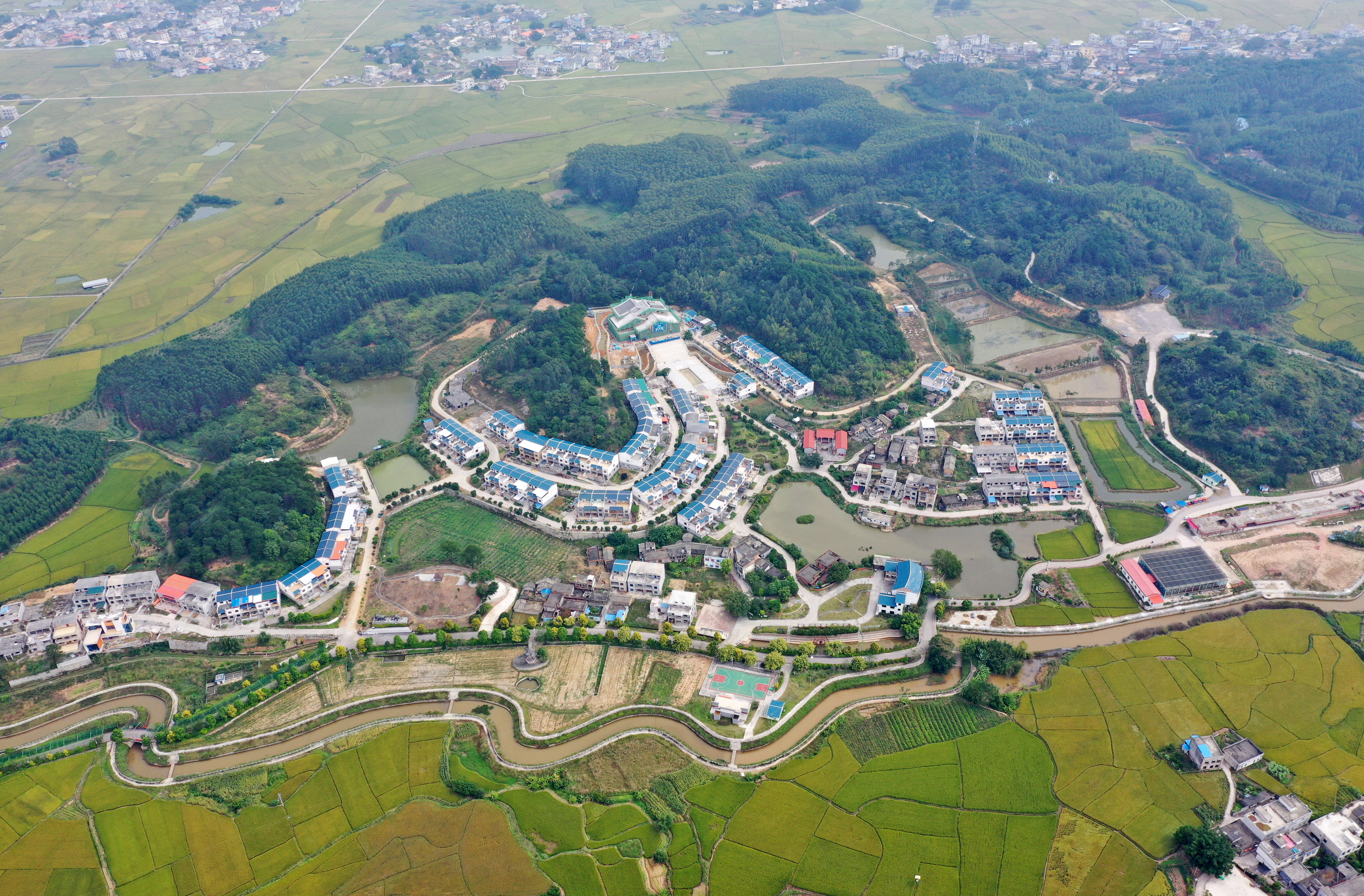 近日,广西宾阳县古辣镇境内的田园秋色宜人,风景如画