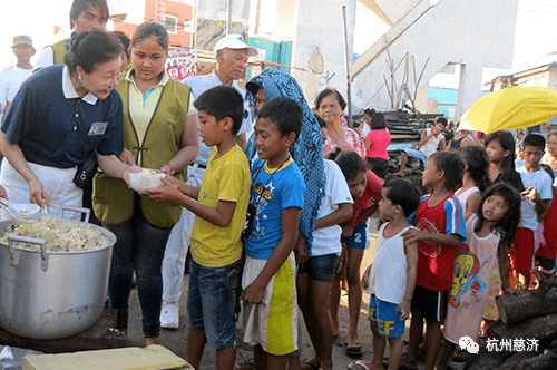 吕丽卿师姐发放香积饭热食给灾民.
