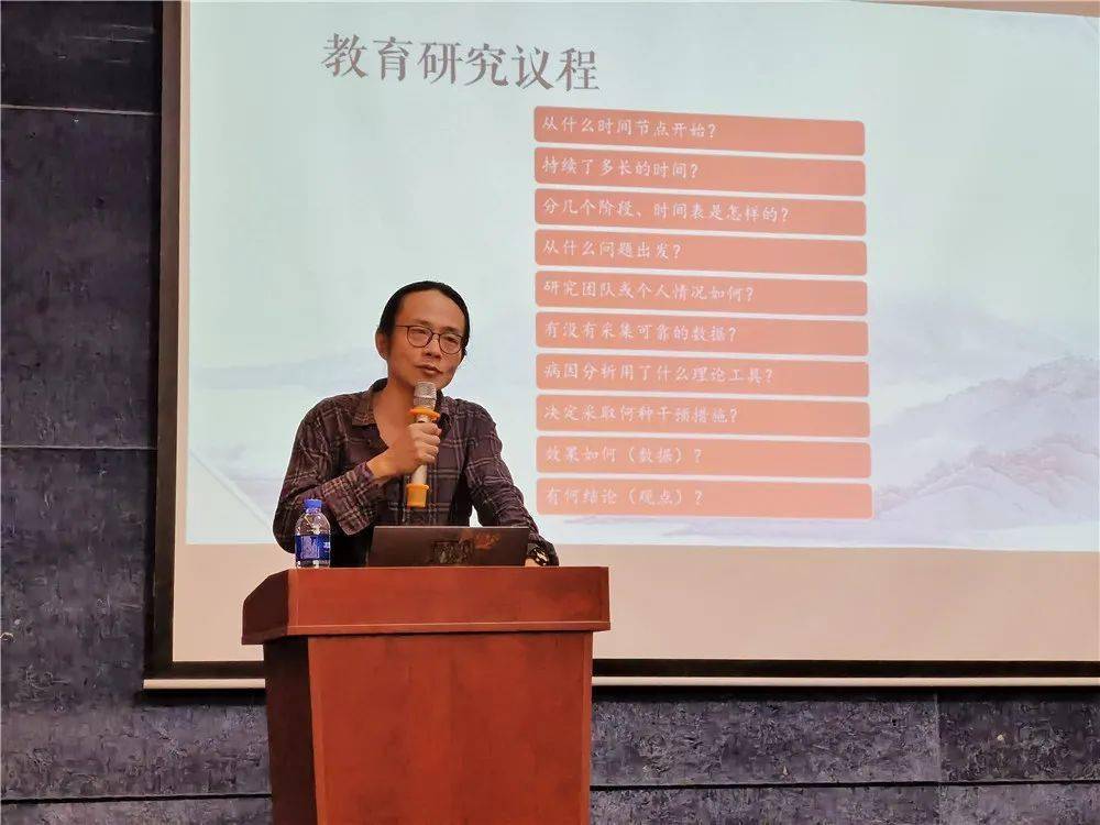 活动中,慈溪市浒山中学高海军以《与学生共成长》为主题,讲述了如何从