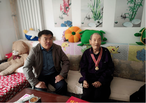县委书记张胜利在西宁看望慰问离退休老干部