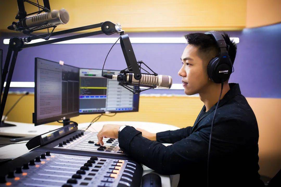 fm887主持人照片图片