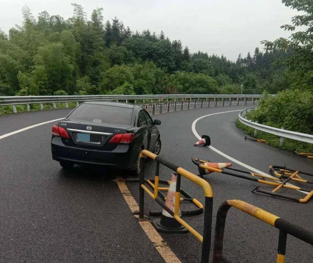 高速匝道口"弯道超车",小车撞飞防护栏_车辆