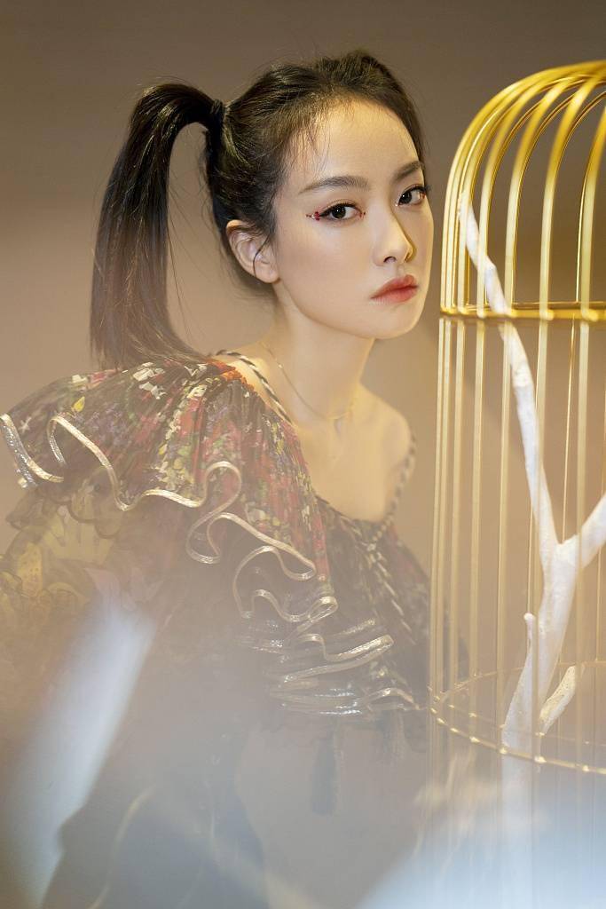 宋茜梳双马尾变暗黑萝莉一字肩碎花装配热裤复古性感